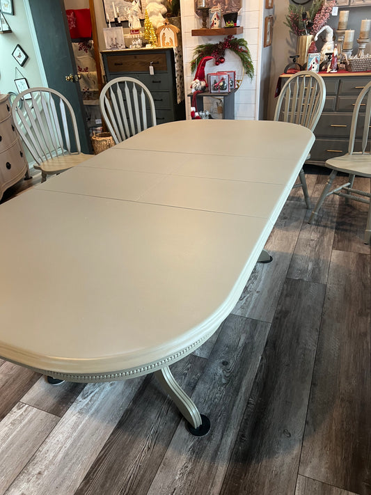 Dining Room Table with Two Built in Leaves and Four Chairs