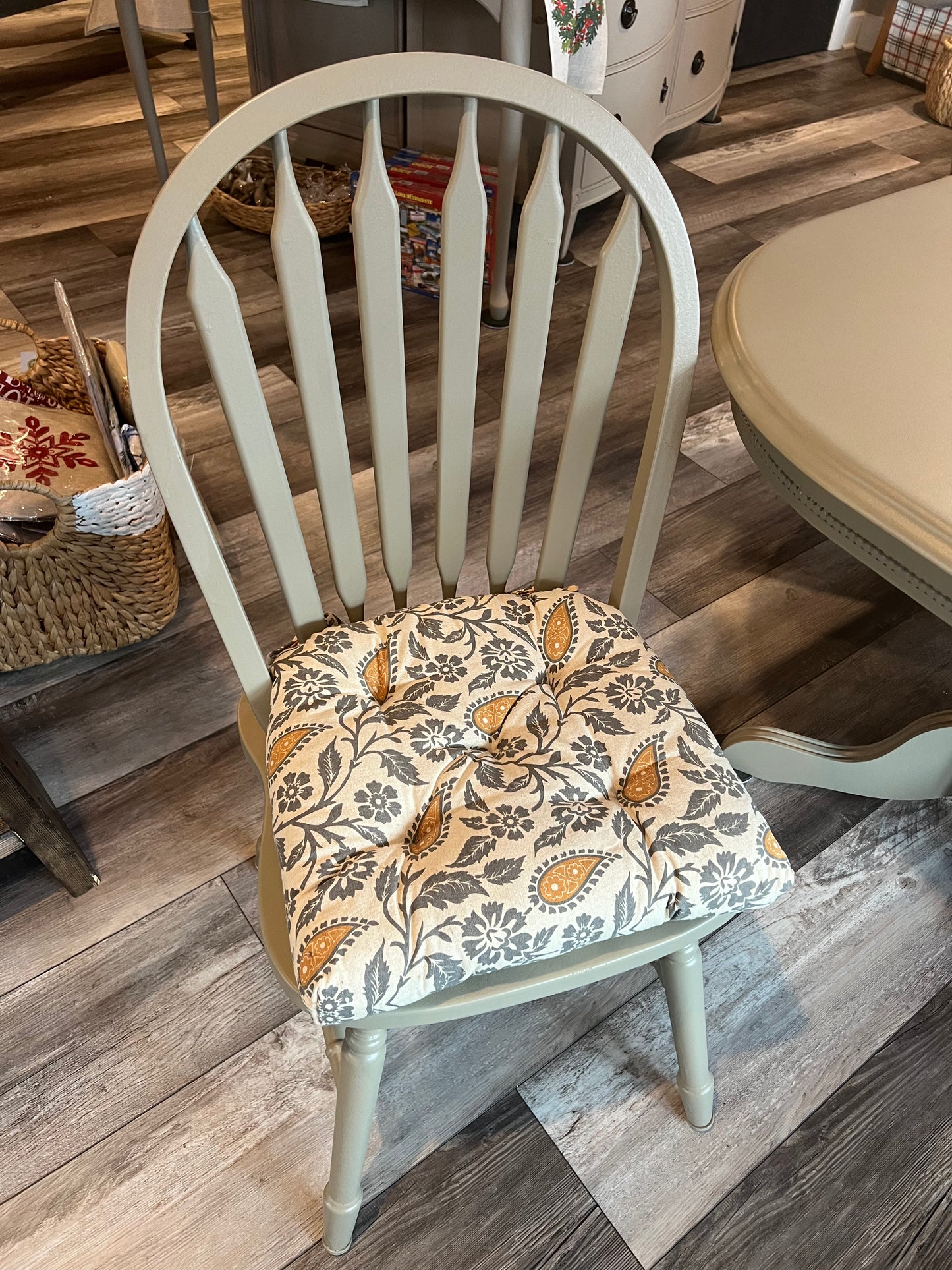 Dining Room Table with Two Built in Leaves and Four Chairs